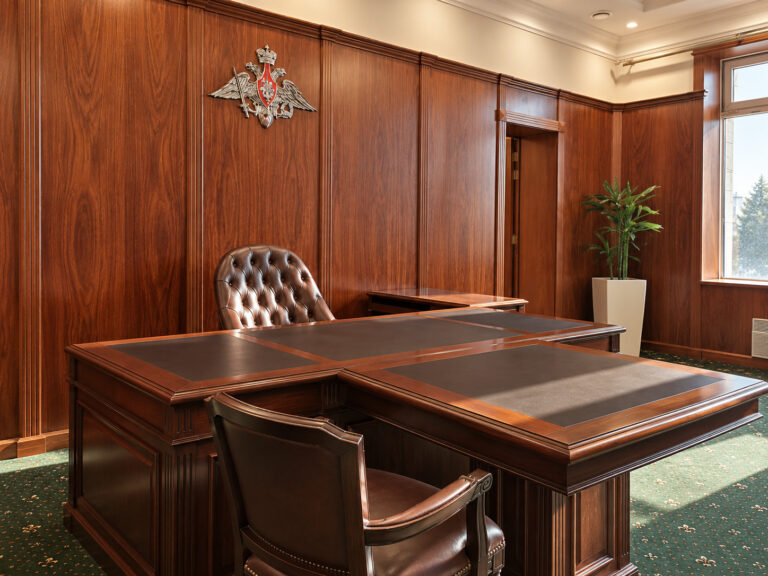 03-mo-executive-desk
